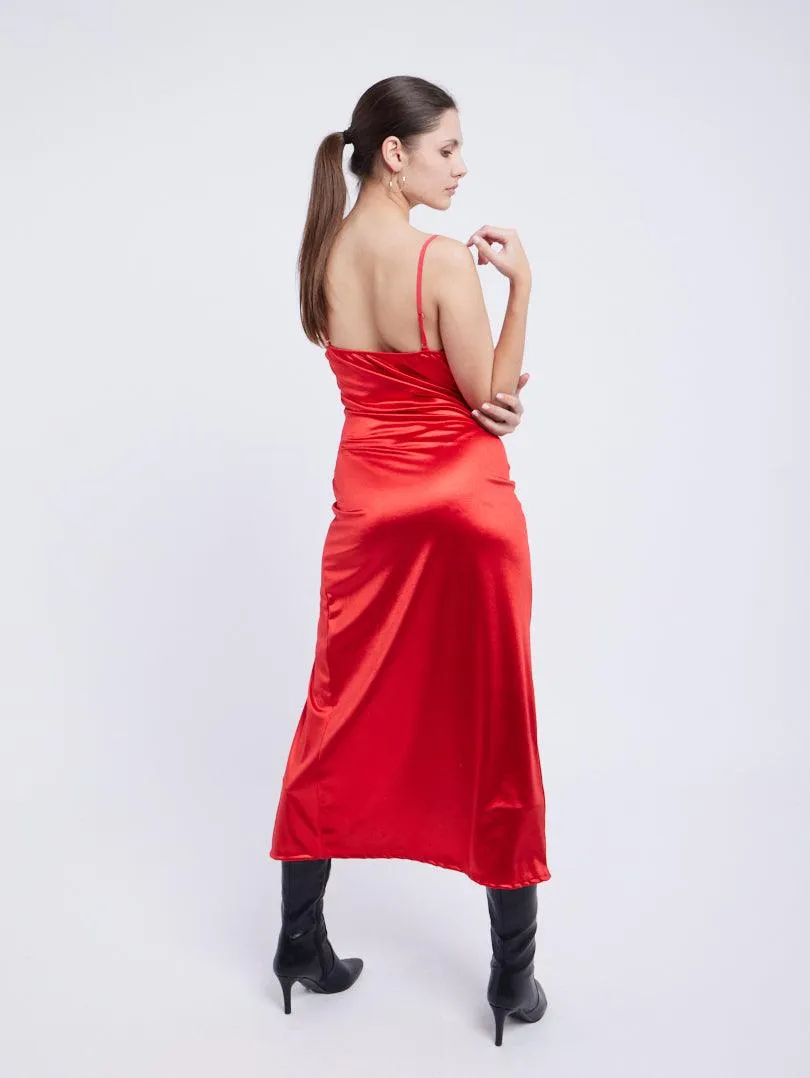 Robe satinée décolleté