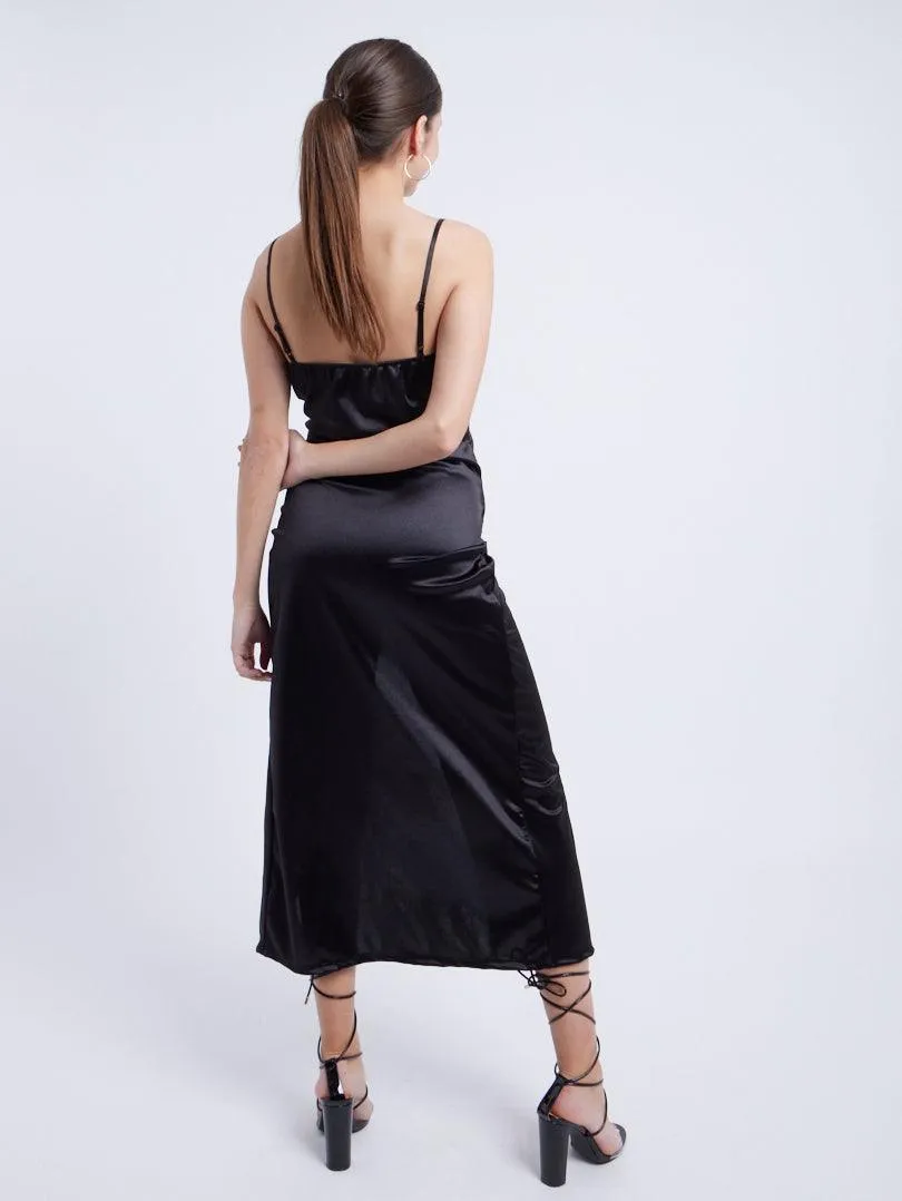 Robe satinée décolleté