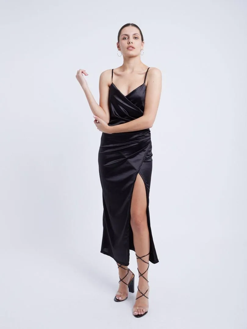 Robe satinée décolleté