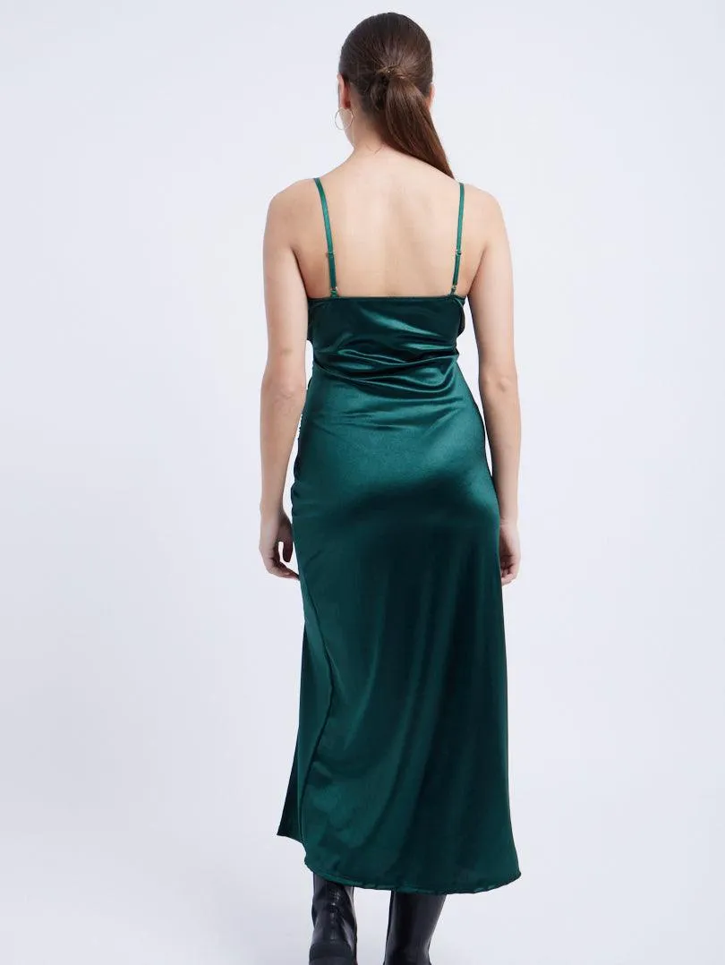 Robe satinée décolleté
