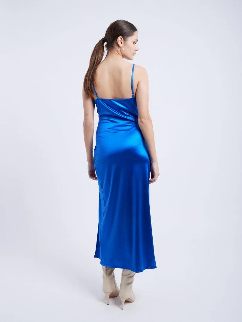 Robe satinée décolleté