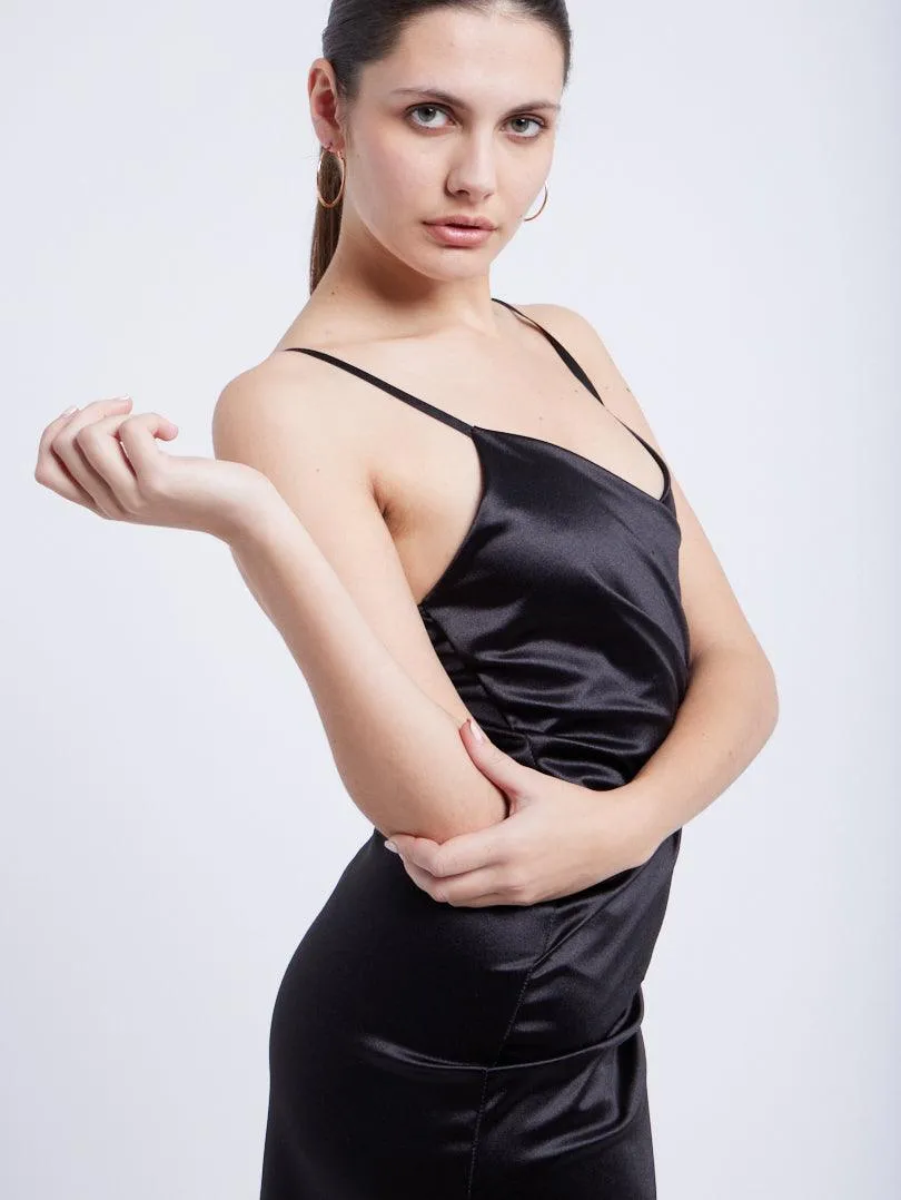 Robe satinée décolleté