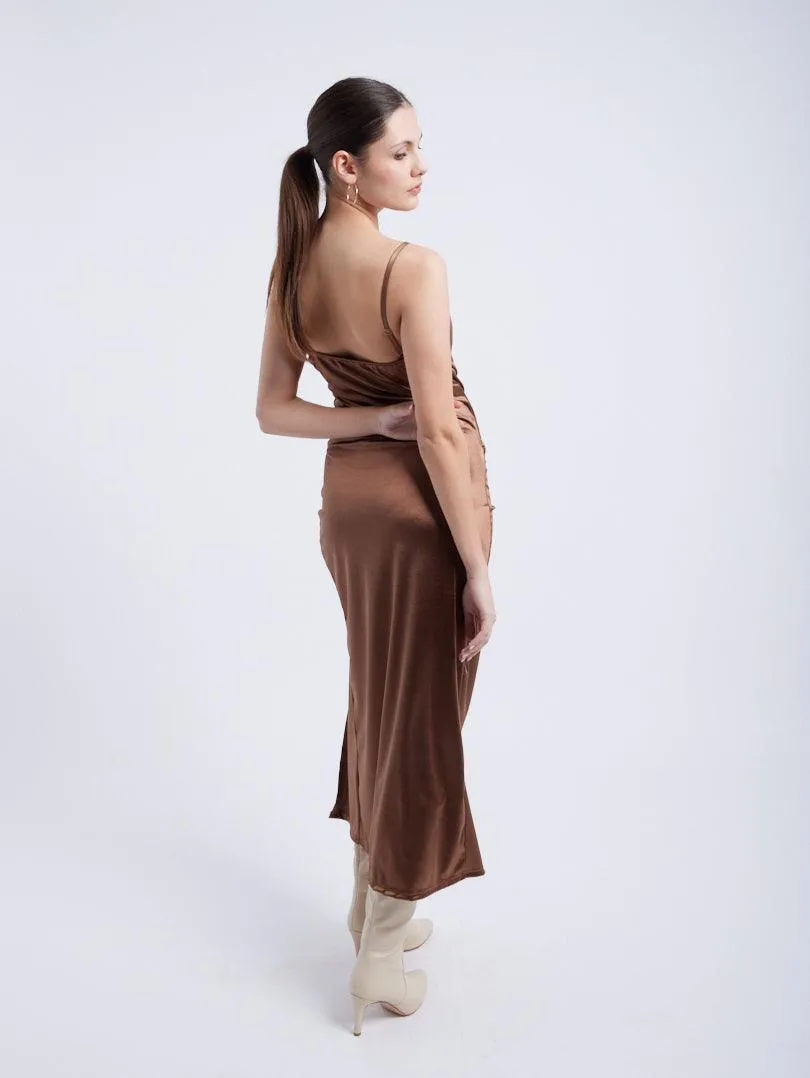 Robe satinée décolleté