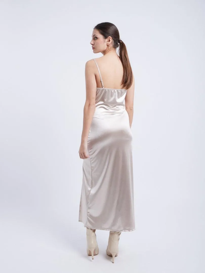 Robe satinée décolleté